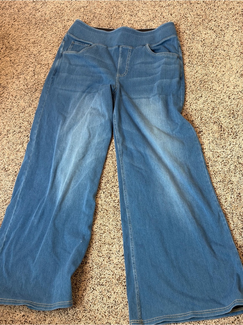 HALARA Wide-Leg Flare Jeans in Medium Blue Wash